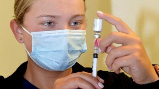Hij bewees dat ongevaccineerde kinderen gezonder waren. Ze trokken zijn dokterslicentie in