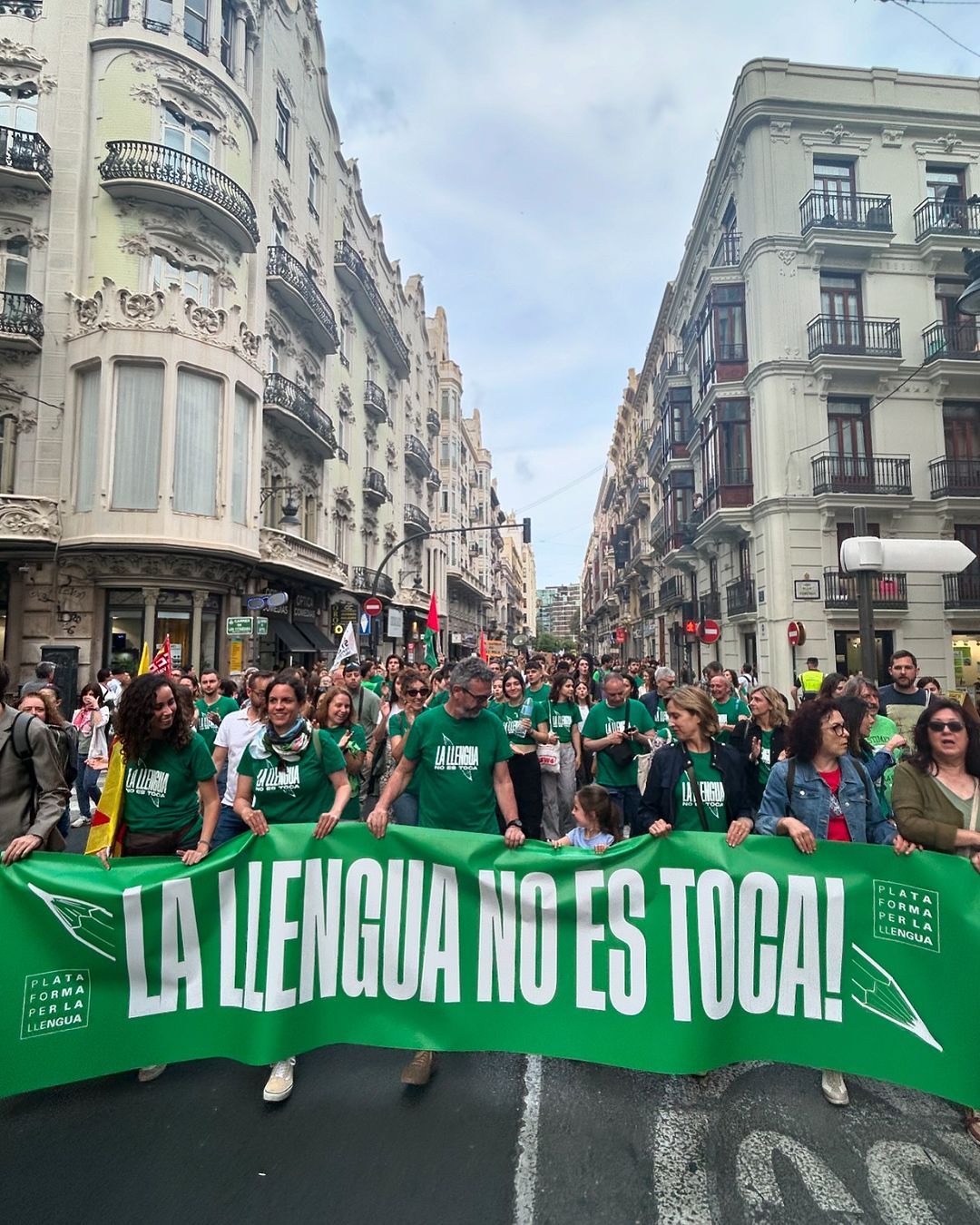 🟢 Milers de persones a tot arreu del País Valencià criden que #LaLlenguaNoEsToca!

🫶🏼 Gràcies per baixar als carrers i participar en cada mobilització. Ara més que mai, FES-TE’N SOCI de @plataformaperlallengua i ajuda’ns a defensar i promoure el valencià. 

👉 Recorda que dijous que ve la campanya continua, posa’t la samarreta i fes que el nostre crit s’estenga per cada racó del territori.