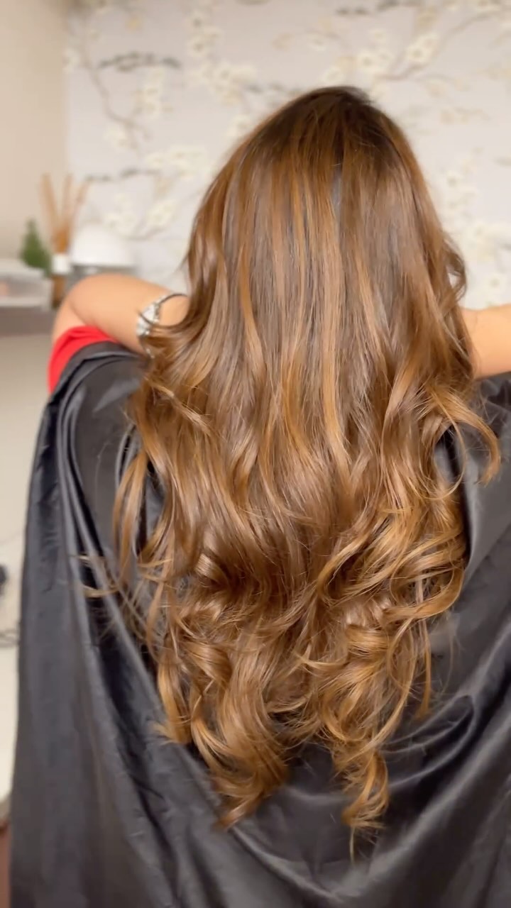 🍂warm brunette balayage 🍂

‼️TREND ALERT ‼️

Colors by @wellaproindia @wellaindia 
Insured by @olaplexindia 
Tools @ik...