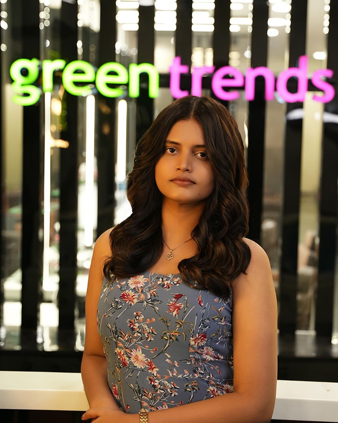 ✨💁🏼‍♀️Shruthi is turning heads with her classic layered cut and chic short bangs that flatter her face. 😍The Caramel ...