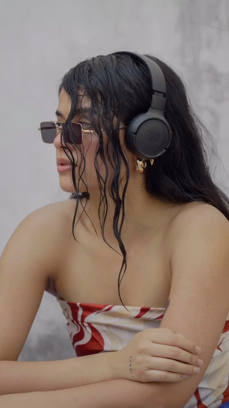 Summer outfits never go out of style, pick yours with JBL Tune Series Headphones!⚡
@amola_sbisht 

#JBLHeadphones #JBLAu...