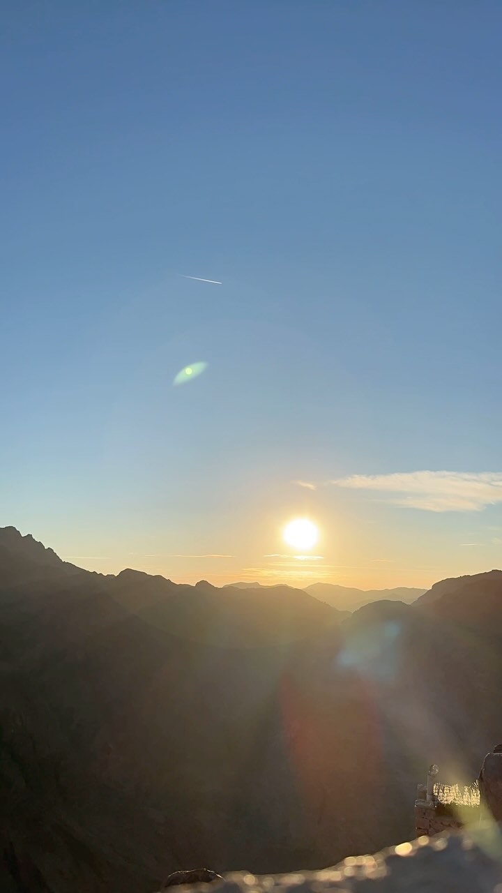 Chasing Sunsets at Egypt’s Roof 🌄✨ Au sommet du Mont Sainte-Catherine, le point culminant d’Égypte (2 629 m), un moment...