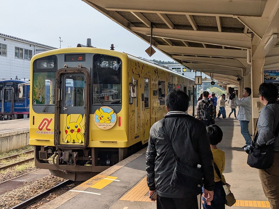 のと鉄道 – 七尾駅から穴水駅まで、 能登半島・七尾湾側の海沿い のと鉄道 – 七尾駅から穴水駅まで、 能登半島・七尾湾側の海沿い