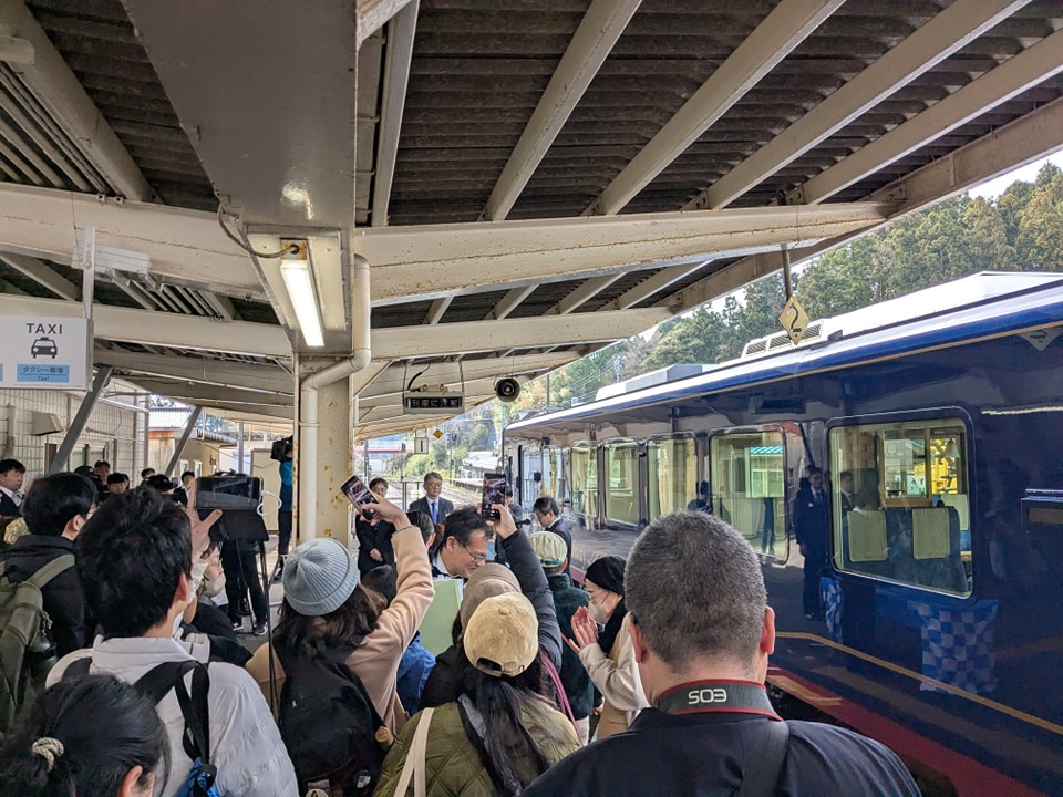 のと鉄道 – 七尾駅から穴水駅まで、 能登半島・七尾湾側の海沿い のと鉄道 – 七尾駅から穴水駅まで、 能登半島・七尾湾側の海沿い