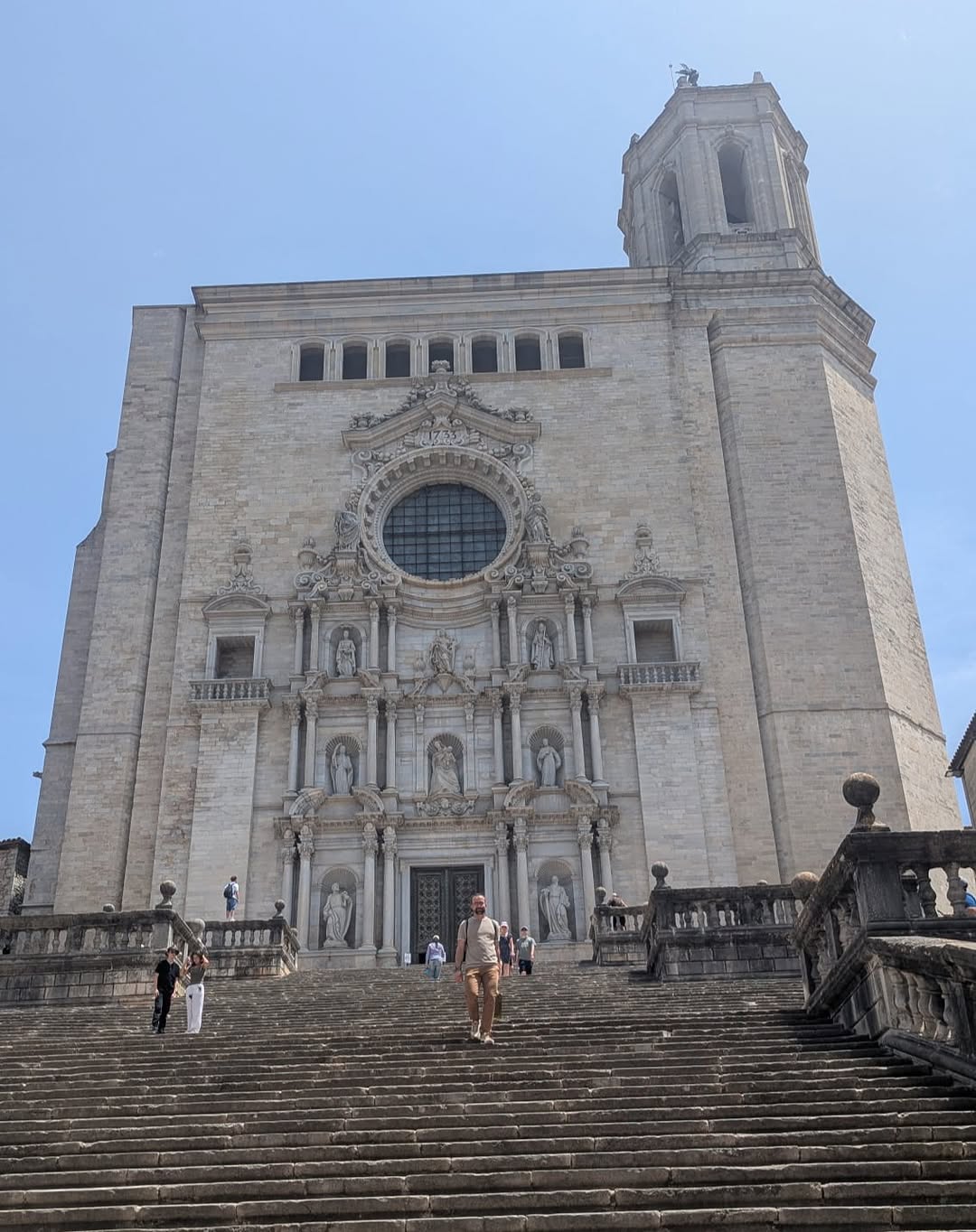 📸 Aquest matí hem visitat la catedral de Girona amb un guia excel·lent: en Gustau! Una experiència molt interessant i plena de descobertes! Moltes gràcies als qui hi heu participat. #catedraldegirona