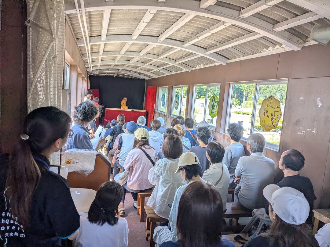 のと鉄道 – 七尾駅から穴水駅まで、 能登半島・七尾湾側の海沿いを走る
