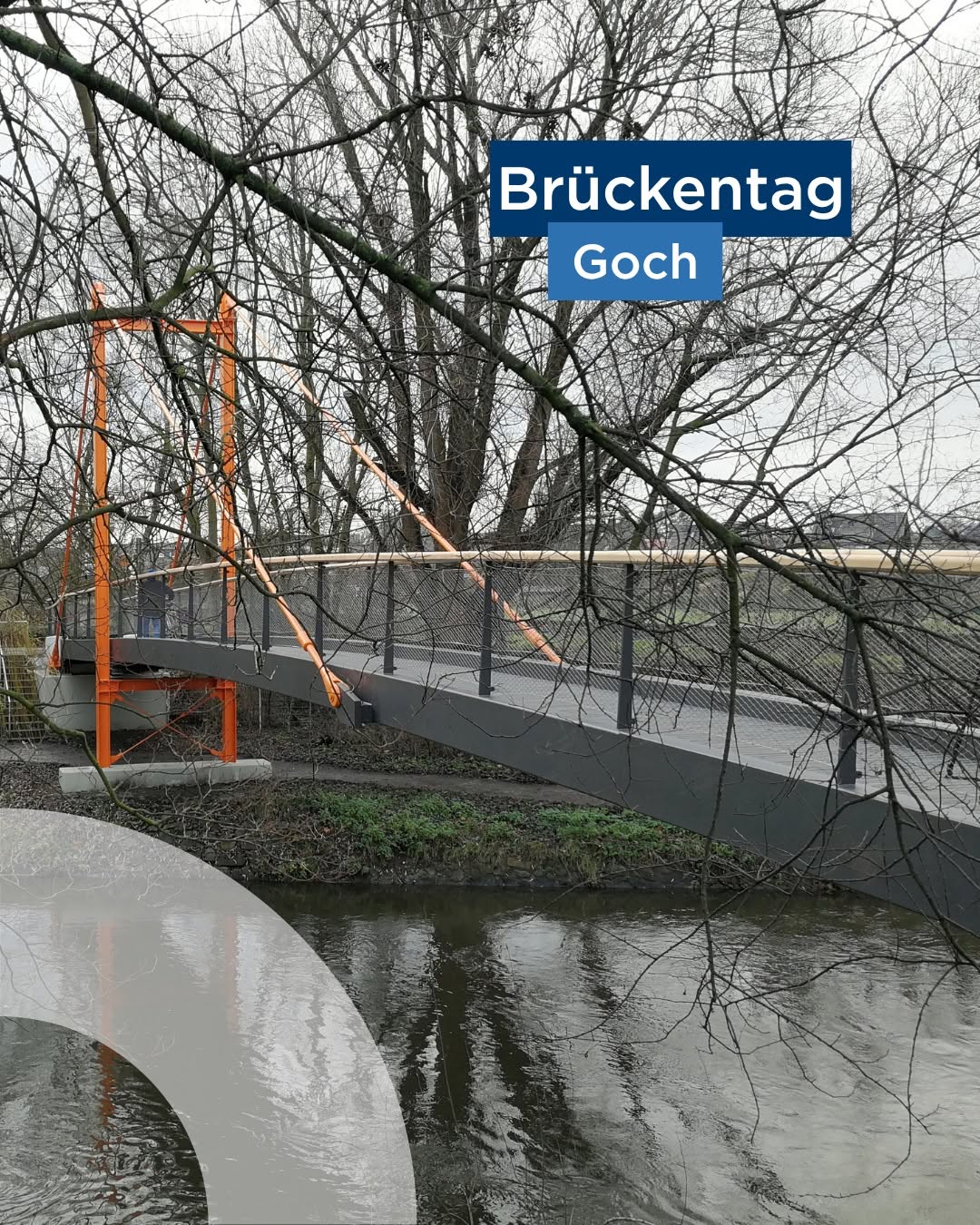 Donnerstag ist Brückentag – und heute befinden wir uns in Goch! 📍 Diese Brücke erinnert mit ihrer strahlenden Farbe fas...