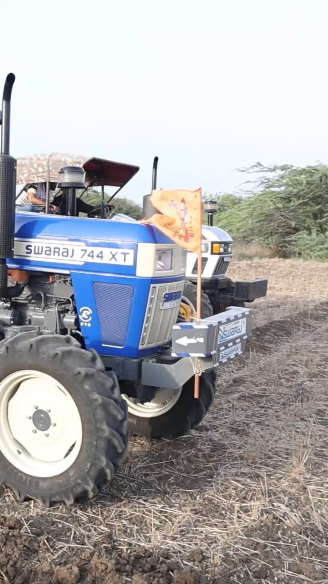 Swaraj 744 XT ka khet me live demo aur kisaan bhaiyon ke anubhav! Dekhiye kaise ye tractor heavy implements ke sath bina...