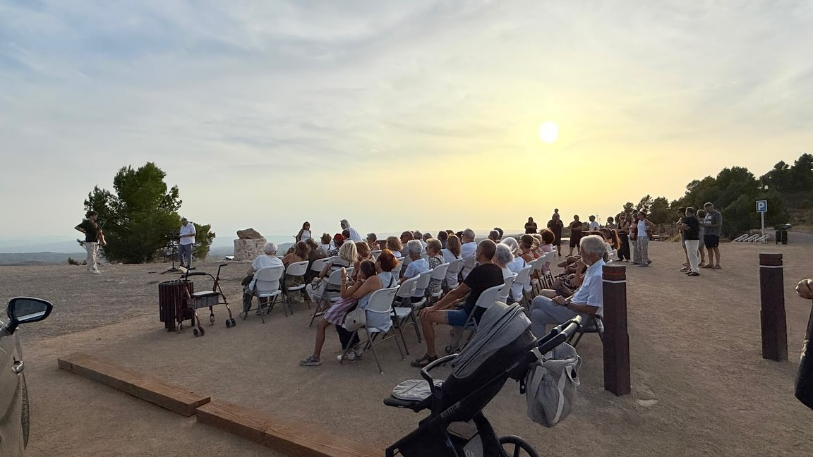 Ahir al vespre vam compartir una trobada molt especial amb la presentació de l’espai del Mirador i del Rellotge Solar.

Aquest indret ens ofereix una magnífica panoràmica del nostre entorn. Un espai que ara s’ha enriquit amb una iniciativa del Grup de Patrimoni, Recerca i Restauració, que hi ha incorporat elements que ens permeten mirar el paisatge, però també mirar cap a la nostra història.

El rellotge de sol, elaborat artesanalment amb materials autòctons i elements recuperats, és fruit de moltes hores de treball, càlcul, enginy i il·lusió. Una obra que uneix tradició, ciència, art i territori i que ja està inscrita a l’Inventari de Rellotges de Sol de Catalunya amb el número 8774.

L’espai acull també una pedra procedent del Tormo Matalacabra, testimoni d’un indret vinculat al pas dels carlins pel nostre territori. Durant la trobada vam poder apropar-nos a aquesta part de la nostra història a través de la recerca, però sobretot gràcies a la memòria oral de la nostra gent.

Records i testimonis que han passat de generació en generació i que ahir van tornar a prendre vida. Escoltar-los, recollir-los i transmetre’ls és també una manera de preservar el nostre patrimoni.

🎻 Tot plegat, en un entorn privilegiat i amb l’acompanyament musical del Genís i el seu violí, que va posar banda sonora a una tarda de paisatge, història i records.

Des de l’Ajuntament volem agrair la tasca del Grup de Patrimoni, Recerca i Restauració i de totes les persones que han col·laborat en el projecte; al Genís, per posar-hi música; al president del Consell Comarcal de les Garrigues, per ser-hi i compartir aquesta trobada amb nosaltres; al Casino, per la seva col·laboració; i, molt especialment, a totes les persones que van compartir els seus records i testimonis i a totes les que vau assistir a l’acte.

Un lloc des d’on mirar el nostre paisatge i, alhora, recordar la nostra història. 

Gràcies per fer poble, memòria i patrimoni.
