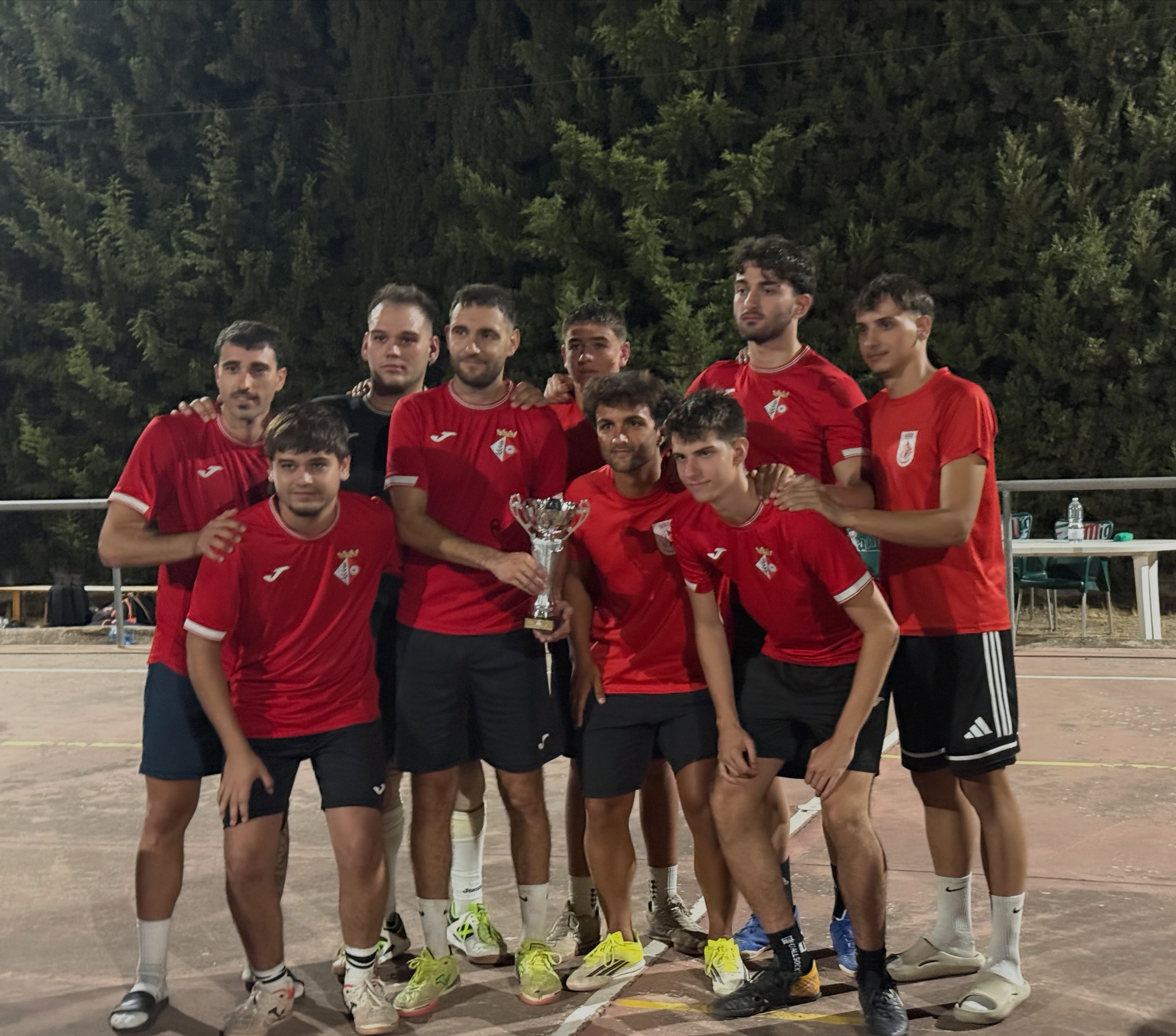 ⚽️ FINALISTES DE LA GARRIGUES CUP 2026!

Ahir, a la Floresta, es va disputar la final de la Garrigues Cup 2026, on el nostre equip va arribar com a finalista.
Una final molt ajustada i lluitada fins a l’últim moment, que posa el punt final a un gran campionat.
Enhorabona, equip, per arribar fins aquí, per l’esforç i per haver-ho donat tot!
Gràcies per fer-nos gaudir d’un gran campionat.
Gràcies també a tota l’afició que ha seguit l’equip jornada rere jornada i a totes les persones i organitzacions que han fet possible aquesta edició.
L’estiu amb la Garrigues Cup és més estiu! 

❤️ Orgull de la Granadella! #JoventLaGranadella #GarriguesCup #LaGranadella #LesGarrigues #FutbolSala