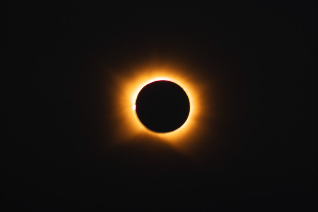 El dimecres 12 d’agost vam viure un fenomen fantàstic i increïble: un eclipsi total de sol. Ha estat un privilegi poder-hi participar dins del programa especial que TV3 va dedicar a l’esdeveniment, i encara més poder viure’l des d’un lloc tan privilegiat com el mirador de Coll de Bovera al poble de la Granadella, a les Garrigues.

La Granadella es va bolcar completament amb la jornada, liderada per la seva alcaldessa, Elena Llauradó (@elenallaurado61), que va fer possible que tot funcionés a la perfecció i que el poble sencer visqués l’eclipsi com una gran festa col·lectiva. També moltes gràcies per l’hospitalitat i estima de Cala Paquita Guiu: Paquita, Salvador i David.

I moltes gràcies també al grup musical de batucada La Revolta (@projecterevolta), que hi va posar tot el seu punt d’entusiasme i animació, fent de l’espera i de la celebració un moment encara més vibrant i inoblidable.

Un dia que quedarà gravat a la memòria de tots els que hi vam ser. Gràcies a tothom qui ho va fer possible! ☀️🌑 

📷 Fotos de l’eclipsi: Xavier Franch (@perefranch_) #eltempsTV3 @eltempstv3.