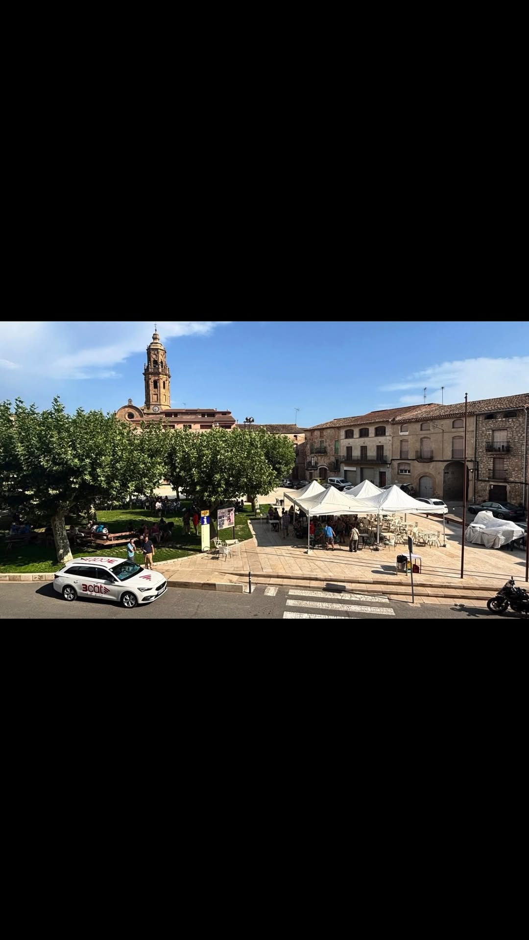 🌒UNA JORNADA PER RECORDAR
Ara que fa una setmana de l’esdeveniment tan extraordinari que vam viure, a la Granadella volem mirar enrere i donar les gràcies a totes les persones, entitats i establiments que van contribuir a fer d’aquell dia una jornada històrica i inoblidable.
Gràcies al Grup Excursionista Garrigues Altes @c_e_garrigues_altes , per ajudar-nos a triar el millor punt de visualització i guiar-nos fins allí; a Laia Cardiel Sas @laiac_s , per la seva passió a l’hora d’apropar-nos al fenomen i ajudar petits i grans a entendre i gaudir encara més de l’eclipsi; al Grup de Patrimoni i Recerca, per obrir les portes de l’exposició “La memòria dels objectes” i donar a conèixer una mica més el nostre llegat i la nostra història com a poble; a la responsable del CCOC, per apropar el nostre oli als visitants que van voler descobrir-lo; a la Cooperativa, per mostrar com s’elaborava l’oli antigament i al Lluís Sas, per explicar-ho amb estima i orgull, així com a tots els establiments del municipi que, amb la seva implicació, col·laboració i predisposició, van contribuir a fer que tot sortís bé.
Gràcies també a la Batucada Revolta @projecterevolta per posar-hi ritme i energia; a l’equip d’El Temps de TV3 @eltempstv3 @som3cat , i molt especialment a l’Enric Agud @enricagud i al càmera @raulfdezg per haver escollit el nostre poble, per acompanyar-nos i per fer-se ressò, des d’aquí, d’un moment tan especial. 
I, sobretot, gràcies a totes les persones que hi vau participar, les d’aquí i les que vau venir de lluny i que vau omplir la Granadella per compartir plegats un moment que difícilment oblidarem. Gràcies per les fotos de l’eclipsi a @adria_flix 
Entre tots i totes vam fer que una jornada excepcional es convertís en un record extraordinari per al nostre poble i per a tota la nostra gent. De ben segur que recordarem aquest dia
Moltes gràcies per ser-hi, per viure-ho i per fer-ho possible! ❤️ #lagranadella #eclipsisolar2026 #12agost2026