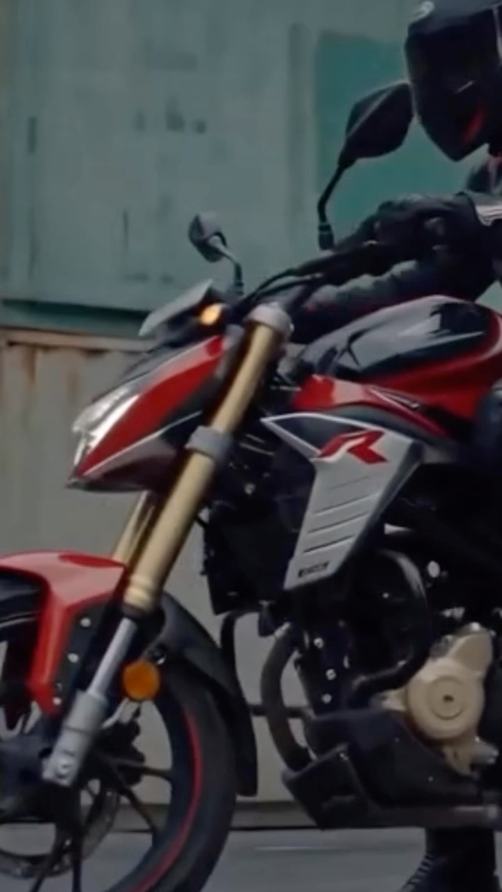 The reason we paused. The reason you’ll stare. #Xtreme #HeroMotoCorp