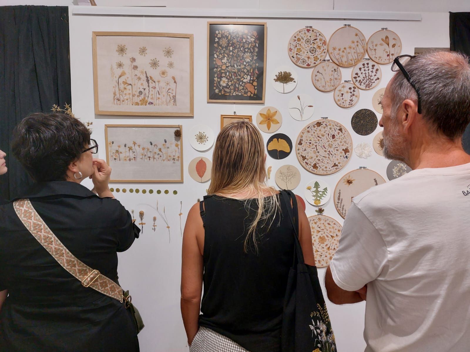 🌿 INAUGURADA L’EXPOSICIÓ “ESTIMADA FLORA” 🌿

Avui hem inaugurat “Estimada Flora. Flors premsades i memòria del paisatge”, de Francesca Ibàñez, al Centre de la Cultura de l’Oli de Catalunya.

Una exposició que ens convida a aturar-nos, observar i apreciar la bellesa de les petites coses. Flors i plantes que, a través del premsat botànic, es converteixen en records, paisatge i petites històries que perduren en el temps.

Gràcies, Francesca, per fer-nos descobrir aquest món de delicadesa i bellesa, i gràcies a totes les persones que avui ens heu acompanyat en aquesta inauguració.

📅 Podeu visitar “Estimada Flora” fins al 21 de novembre de 2026.

📍 Centre de la Cultura de l’Oli de Catalunya · La Granadella

Us animem a venir-la a descobrir i a mirar la nostra flora amb uns altres ulls. 🌸

#EstimadaFlora #FrancescaIbàñez #FlorsPremsades #PremsatBotànic #ArtBotànic #MemòriaDelPaisatge #CentreDeLaCulturaDeLOli #LaGranadella #LesGarrigues