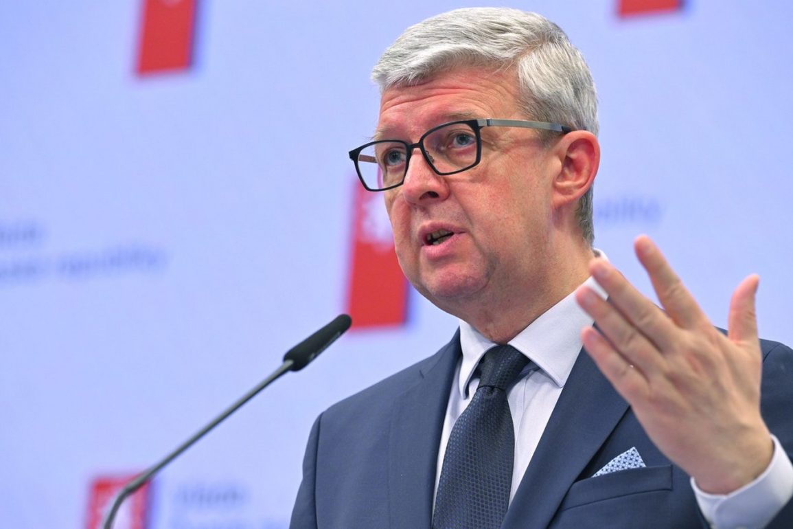 Politický týdeník: Vicepremiér označil prezidenta za lháře; Češi byli na summitu NATO terčem vtipů; EET míří do Senátu