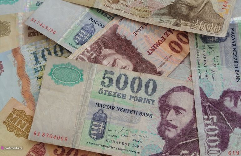 Forint po Orbánově porážce vystoupil na čtyřleté maximum, akcie rostou