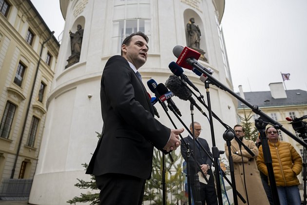 Ministerstvo zahraničí škrtá v pomoci i kvůli děravým střechám ambasád