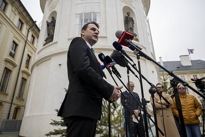 Ministerstvo zahraničí škrtá v pomoci i kvůli děravým střechám ambasád