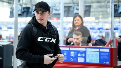 Hokejista Jakub Vrána se oženil. S krásnou Adélou prožil krušné časy