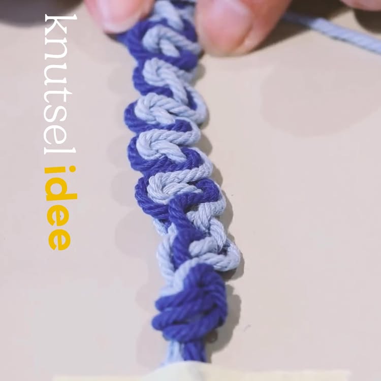 Macramé armbandjes maken is de perfecte activiteit voor een gezellig moment met vrienden op bivak. Kies je favoriete kle...