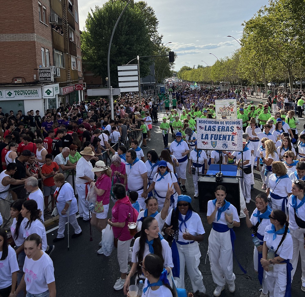 Desfile de peñas durante las fiestas de Fuenlabrada 2026