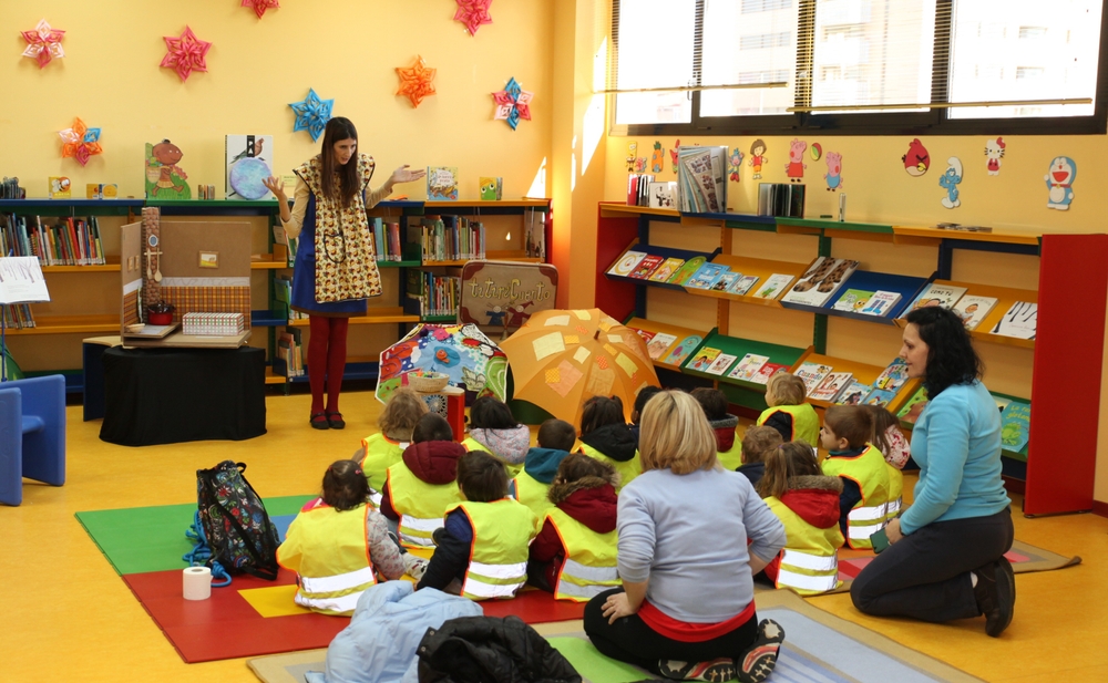 Niños y niñas en la biblioteca de Fuenlabrada durante el Día de las Bibliotecas, ejerciendo como bibliotecarios