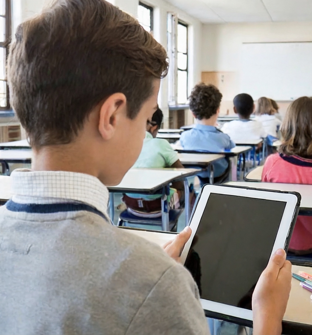 Cartel promocional del taller 'La Infancia y los primeros dispositivos tecnológicos' de la Escuela Tecnosaludable de Familias de Fuenlabrada