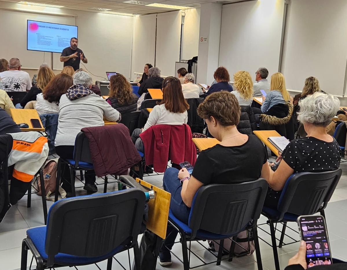Cartel del programa Fuenlabrada Participa 2.0 con información sobre talleres formativos para asociaciones