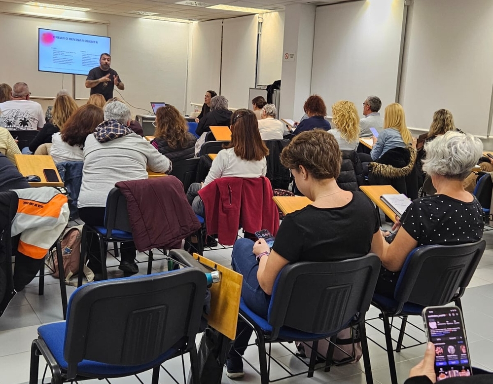 Cartel del programa Fuenlabrada Participa 2.0 con información sobre talleres formativos para asociaciones