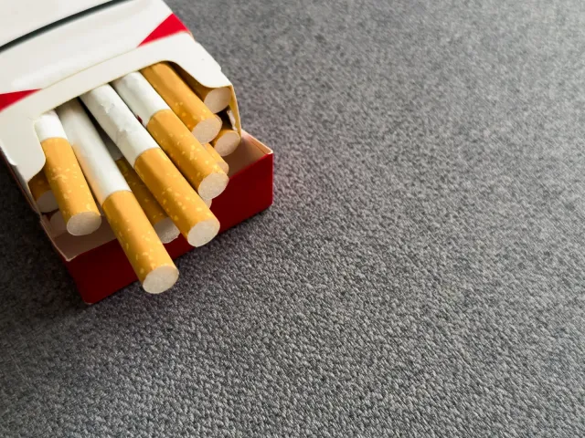 Padělané cigarety proudí Evropou. Černý trh překonal desetiprocentní hranici, vyplývá ze studie