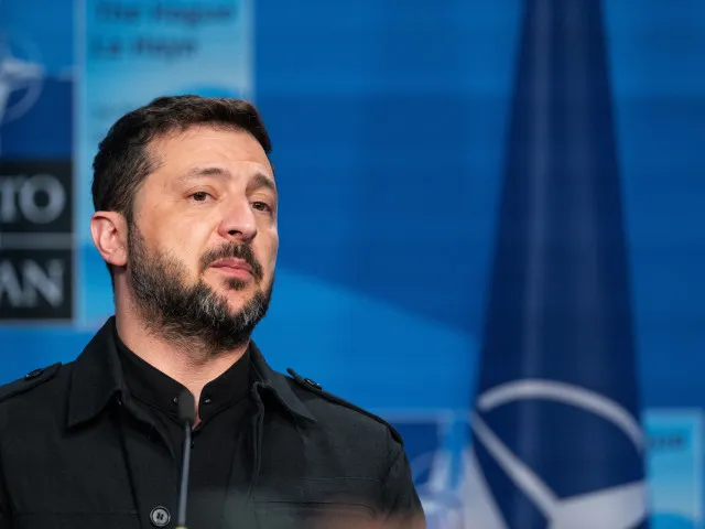 Armádní videa na podporu Syrského, protesty v ulicích. Zelenskyj řeší krizi armádního velení