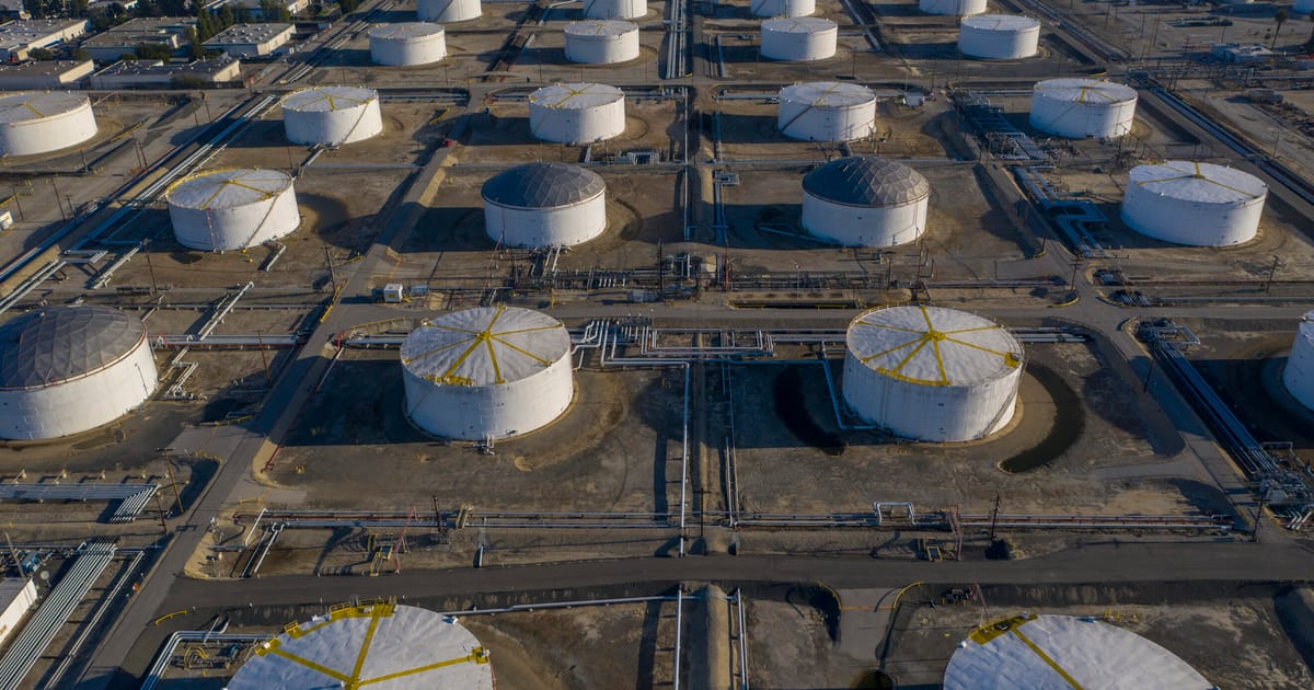 Oil Prices Drag US Policy as Trump Resists Emergency Reserves: Implications for 2026 Geopolitics